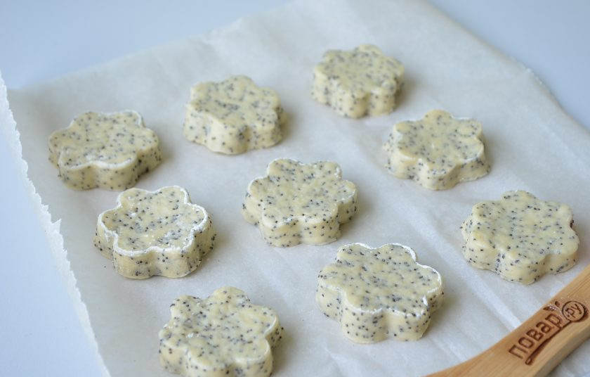 1. Этап. Коржики Маковые: 8. Выкладывайте печенье на пергамент, смазывайте желтком, выпекайте в горячей духовке (180 градусов) минут 15-20, до красивого золотистого цвета.