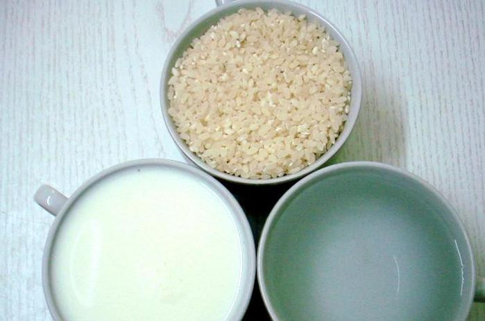 1. Этап. Рисовая запеканка с яблоками: Для начала нам необходимо приготовить рисовую кашу, которая будет составлять основу запеканки. Для этого нам понадобится молоко, вода и рис.