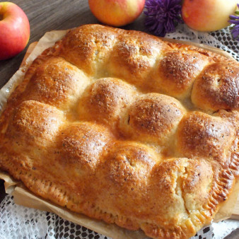 Яблоки в творожном тесте