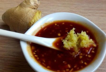 1. Этап. Куриная грудка в кисло-сладком соусе: В глубокой мисочке смешаем соевый соус, кетчуп, мед, потертый на терке имбирь и чеснок, выдавленный через пресс. Все аккуратно перемешиваем.