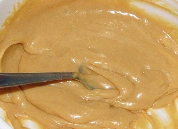 1. Этап. Наполеон из слоеного теста со сгущенкой: 3. Коржи я выпекала при температре 200 градусов в духовке (примерно 15-20 минут), пока они не зарумянились. Пока они остывают, делаем крем. Для этого миксером взбиваем размягченное масло, смешиваем его затем со сгущенкой ложкой, а потом снова смешиваем миксером.