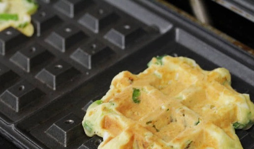 1. Этап. Вафли с яйцом и зеленым луком: Готовые вафли.