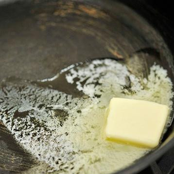 1. Этап. Креветки барбекю: 4. Нагреть среднюю сковороду (лучше всего чугунную) на сильном огне. Добавить сливочное масло и растопить.