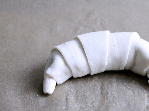 1. Этап. Круассаны с клубникой: И заверните в рогалик. Сложите ещё сырые круассаны с клубникой на противень, устелённый пекарской бумагой, смажьте взбитым яйцом и выпекайте в разогретой на 200-250 градусов духовке 25-30 минут.