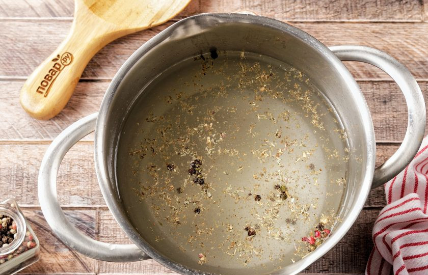 1. Этап. Сало в меду: В кастрюльку налейте воду, добавьте соль, сахар, перец горошком и специи по вкусу. Доведите до кипения и кипятите 5 минут на среднем огне.