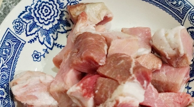 1. Этап. Тушеная капуста в казане со свининой: Кусочек свинины вымойте и обсушите. Удалите лишний жир и пленки с жирами. Нарежьте на пропорциональные кусочки небольшого размера. При желании вы можете использовать куриное филе вместо свинины.