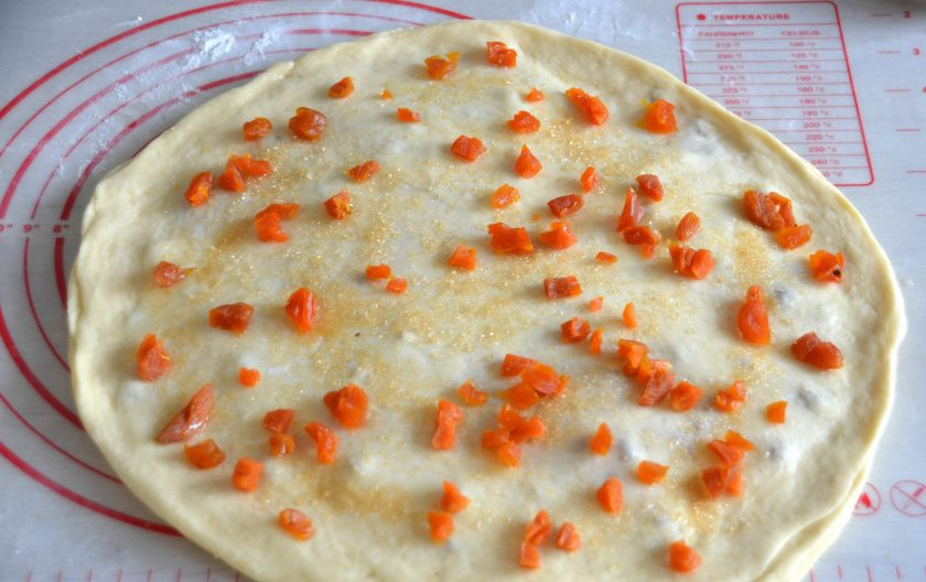 1. Этап. Канадские булочки: Раскатайте и выложите третий пласт теста, смазанный маслом и посыпанный сахаром и измельченной курагой.