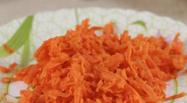 1. Этап. Салат Рыба под шубой: Морковь, картофель и свеклу заранее отварите, почистите и остудите. Натрите всё на крупной тёрке.