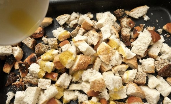 1. Этап. Сухари для салата: Сбрызгиваем сухари оливковым маслом, перемешиваем, чтобы масло равномерно смешалось.