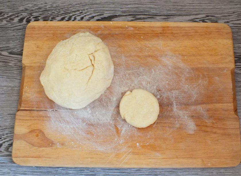 1. Этап. Кокосовое печенье с творогом: Замесите мягкое, слегка липнущее тесто к рукам. Не забивайте тесто сильно мукой. Лучше обильно натирайте руки и рабочую поверхность. Полученное тесто уберите в холодильник на 10 минут. После разделите на части. В моем случае получилось 9 заготовок, в среднем по 42 грамма. Придайте форму 