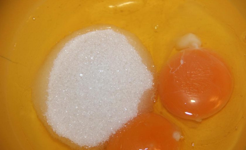 1. Этап. Рецепт сливового пирога от Юлии Высоцкой: Пока сделайте заливку. Яйца перемешайте с сахаром.