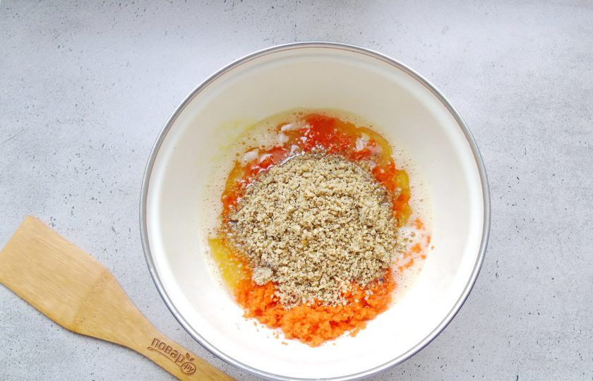 1. Этап. Морковный пирог с грецкими орехами и корицей: Грецкие орехи тоже измельчите любым доступным способом и добавьте в тесто.