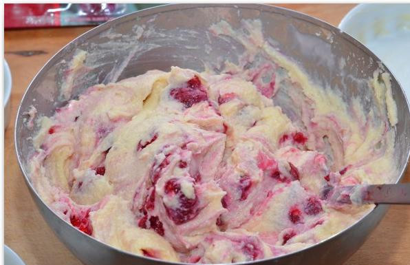 1. Этап. Творожная запеканка с ягодами: Прямо в смесь добавляем свежие ягоды - у меня это была малина, но вообще можно добавлять какие угодно. Аккуратно перемешиваем.