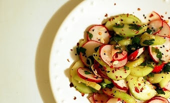 1. Этап. Салат из редиски и огурцов: Смешиваем все овощи, необходимые нам для салата. Заправляем растительным маслом и уксусом, солим и, по желанию, посыпаем сухими специями. Можно подавать к столу!