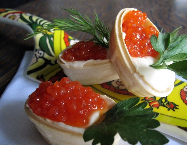 1. Этап. Вафельные тарталетки: Украсьте тарталетки зеленью — и можете подавать их на стол своим гостям. Приятного аппетита!