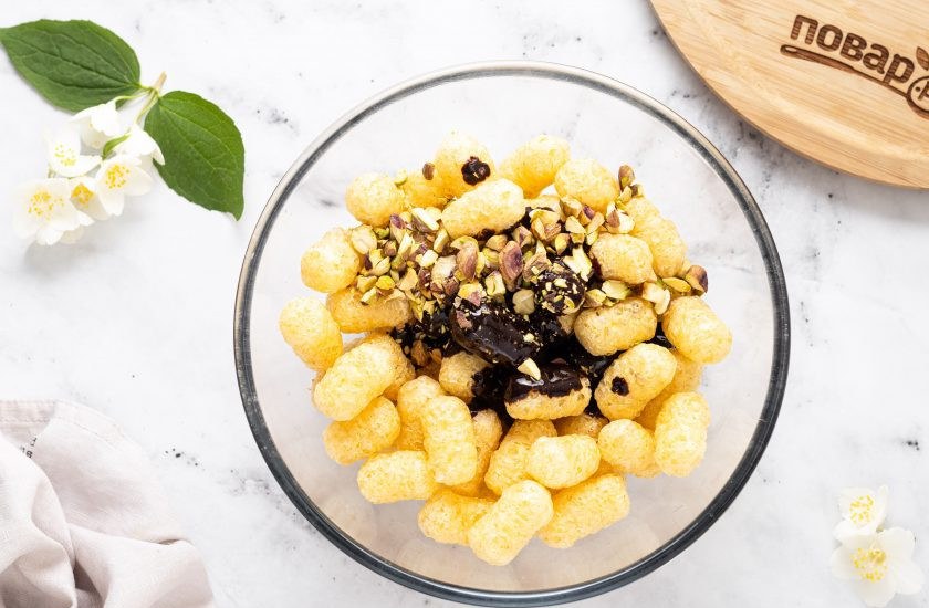 1. Этап. Десерт из кукурузных палочек: Добавьте орехи.