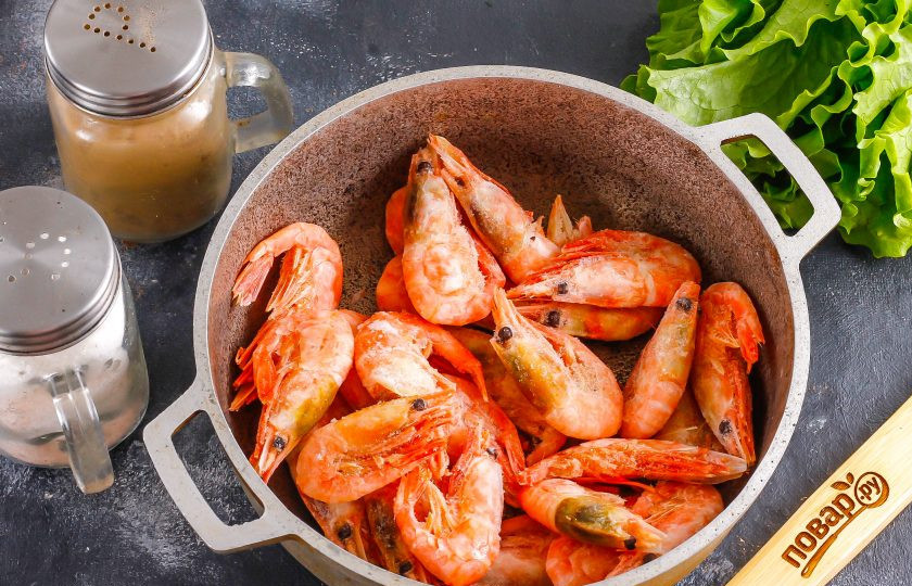 1. Этап. Начинки для суши: Креветки выложите в глубокую емкость: казан или ковш. Отварите примерно 2-3 минуты. Больше не нужно, они продаются уже варено-замороженными.