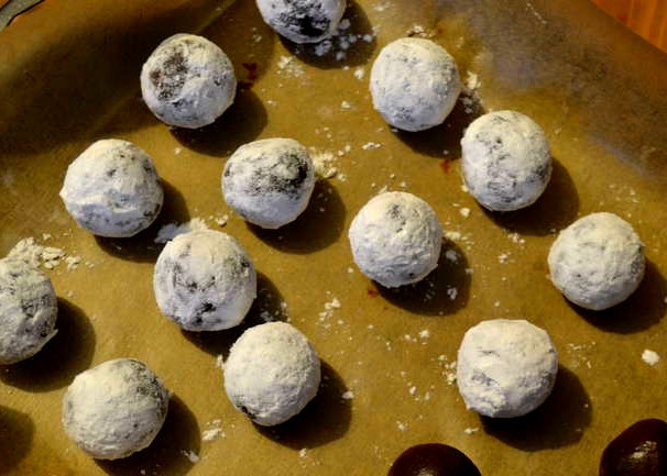 1. Этап. Печенье Коровка: Ставим кастрюльку в холодильник, накрыв пленкой, на пару часов. Когда масса хорошенько застынет, начинаем ложкой доставать тесто и формировать из него шарики. Обмакиваем их в сахарную пудру и выкладываем на противень с пергаментной бумагой.