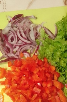 1. Этап. Салат с авокадо и овощами: Листья салата, болгарский перец помыть, обсушить, нарезать полосками. Лук очистить и нарезать полукольцами.