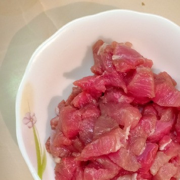 1. Этап. Фаршированные кабачки под сырной корочкой: Мясо помыть и нарезать средними кубиками.