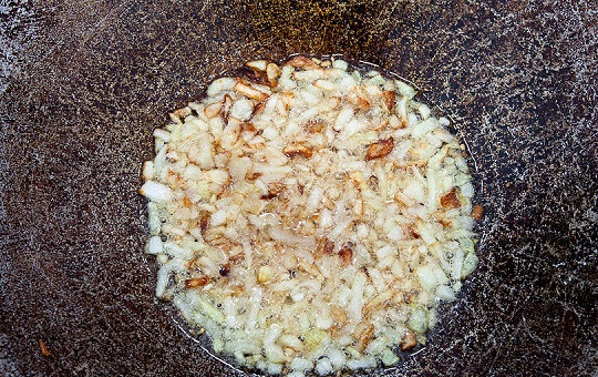 1. Этап. Паэлья в казане: 1. Первым делом нужно налить оливковое масло в казан и поставить его нагреваться. Луковицу очистить и нарезать небольшими кубиками, отправить в раскаленное масло.