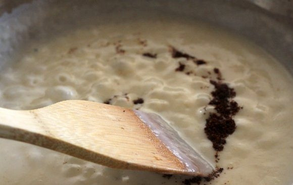 1. Этап. Соус для начос: 5. Добавьте молоко, масса должна стать однородной, чтобы не было комочков, и чуть-чуть подрумяниться.