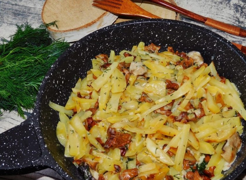 1. Этап. Жареный картофель с грибами в сливочном соусе: Подавайте горячим. Приятного аппетита!