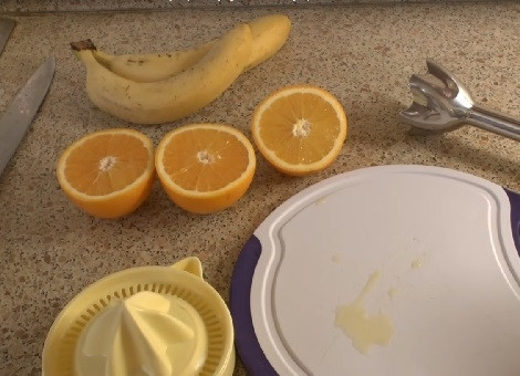 1. Этап. Банановый сок: Апельсины разрежем пополам и выдавим сок. На один банан можно использовать половину апельсина.