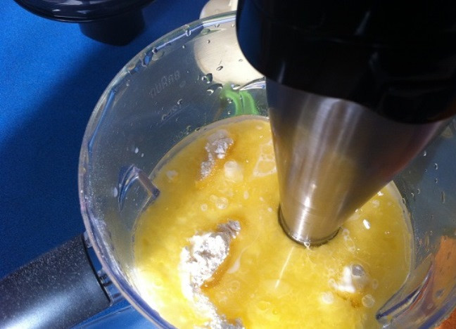 1. Этап. Блинчики без яиц и молока: Размешайте тесто с помощью миксера до однородной массы. Оставьте настояться на 1 час. Затем погасите соду уксусом и добавьте в тесто. Перемешайте.