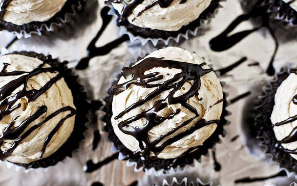 1. Этап. Шоколадные капкейки с арахисовым кремом: 8. Полить соусом капкейки. Соус может храниться в холодильнике 1-2 недели.