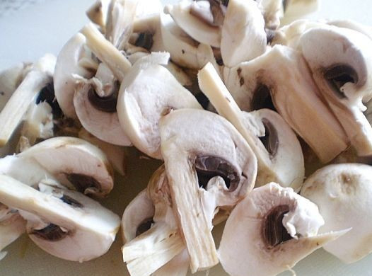 1. Этап. Перец, фаршированный грибами и рисом: Грибы для блюда можно брать любые. Чистим их, моем и нарезаем на кусочки.