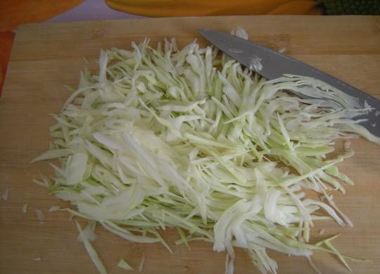 1. Этап. Борщ из свинины: 4. Капусту нашинковать соломкой.