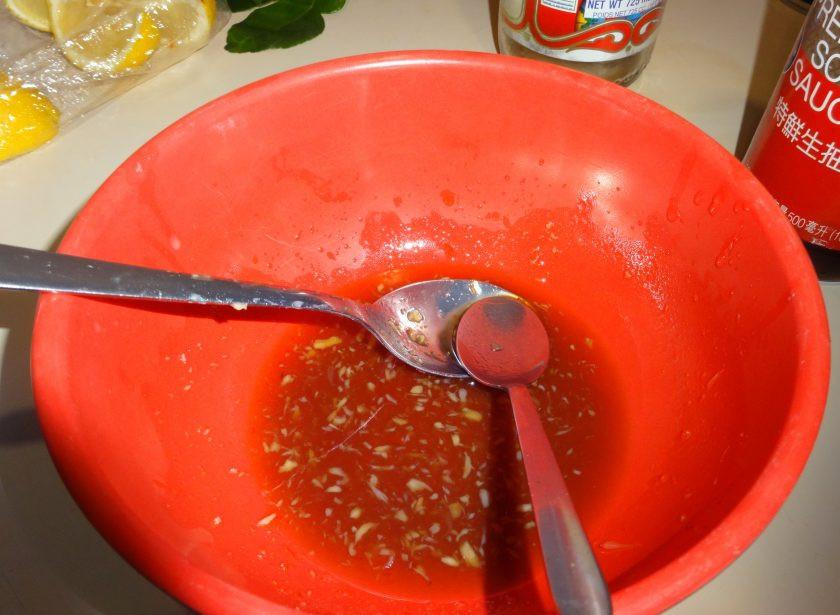 1. Этап. Салат с кальмарами и ананасом: 2. В другой миске смешайте сладкий чили, рыбный соус, сок лайма и тертый имбирь, добавьте соль, перец и хорошенько перемешайте.