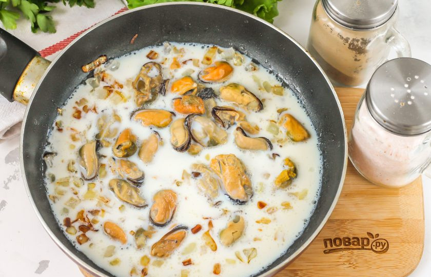 1. Этап. Рис с мидиями в сливочном соусе: Влейте сливки, посолите и поперчите. Томите соус примерно 1-2 минуты.