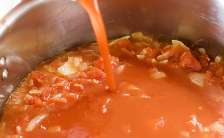 1. Этап. Суп с консервированными помидорами: Затем вылейте весь томатный сок в кастрюлю.