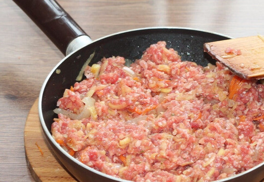 1. Этап. Запеканка с картофелем, кабачками, мясным фаршем: 9. Выложите в сковороду с зажаркой, приготовленный фарш, перемешайте и снимите с огня.