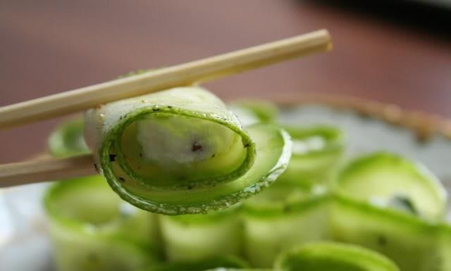 1. Этап. Рулетики из цуккини: Получается вот такая красота. В холодильнике стоять эта закуска не любит, поэтому подавать к столу ее лучше немедленно. Приятного!