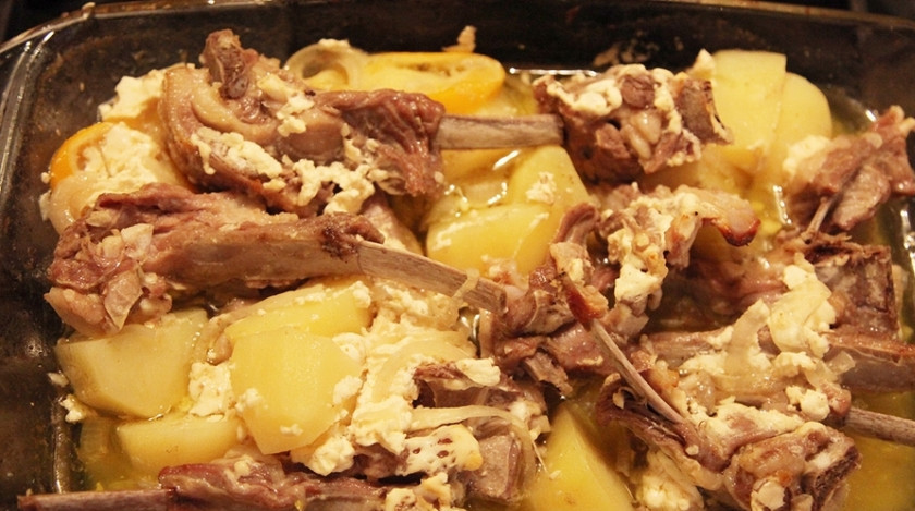 1. Этап. Бараньи ребрышки в духовке с картошкой: Отправляем блюдо в духовку на 1 час, температура 220 градусов. Затем снижаем до 160 градусов и оставляем еще на 20 минут.