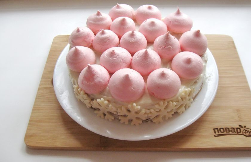 1. Этап. Торт Метелица: Безе выложила на верх торта, а снежинки по бокам.