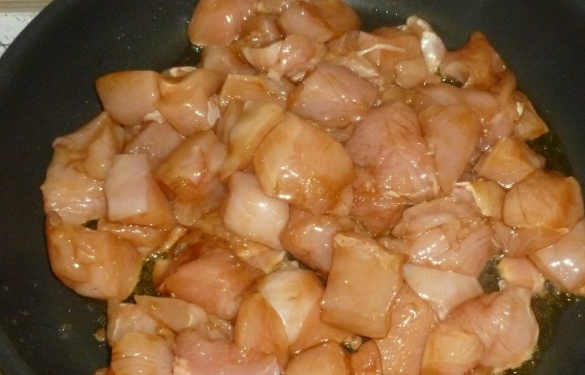 1. Этап. Курица с кешью и грибами: В сковороде разогрейте 1 ст. л. масла и обжарьте курицу до готовности, время от времени помешивая.