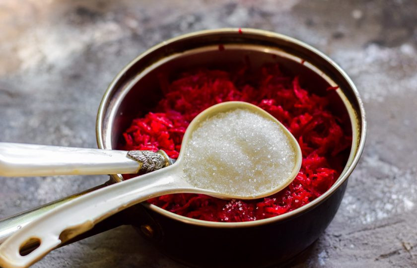 1. Этап. Варенье из свеклы: В свеклу добавьте сахарный песок. Поставьте кастрюлю на маленький огонь, доведите до кипения и варите 60 минут, следите, чтобы не было слишком активного кипения.