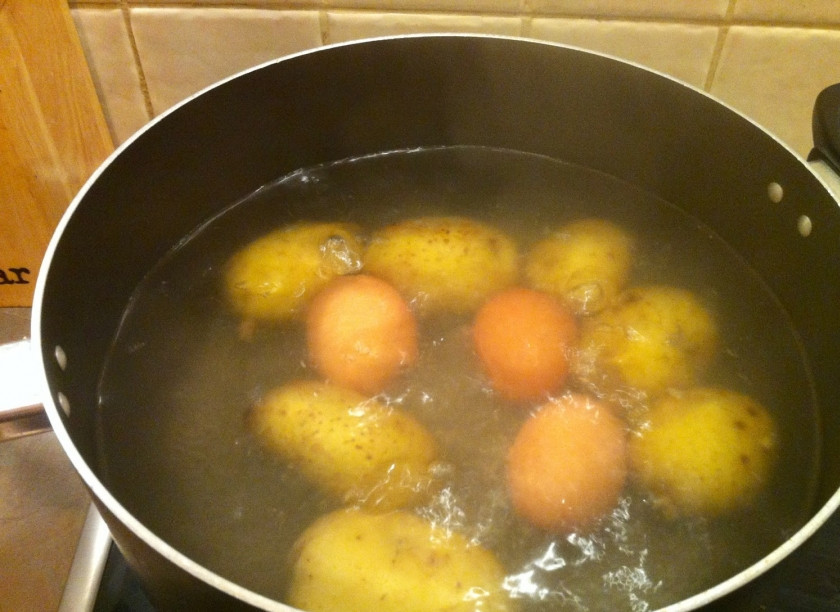 1. Этап. Малагский салат: Для начала отварите картофель.