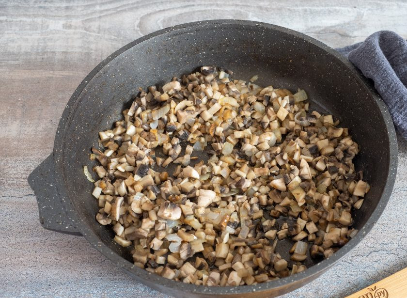 1. Этап. Лаваш с фаршем и грибами: Лук и грибы нарежьте. В растительном масле обжарьте лук, затем добавьте грибы. Обжарьте до выпаривания жидкости.