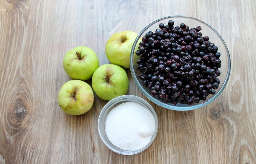 1. Этап. Варенье из черники и яблок: Подготовьте все необходимые ингредиенты для приготовления варенья из черники и яблок. Чернику переберите, удалив мусор, листья и испорченные ягоды, переложите в тару.