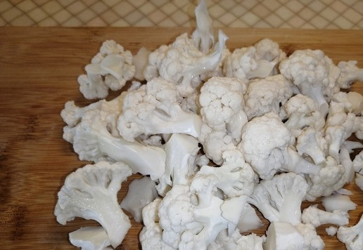 1. Этап. Суп с цветной капустой и пшеном: Цветную капусту разделить на небольшие соцветия. Отправить в кастрюлю. Варить 7-10 минут.