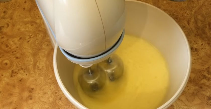 1. Этап. Бисквитный рулет со сливочно-молочным кремом: 1. Приготовьте бисквит: миксером взбейте яйца. Не переставая взбивать, добавьте порциями сахар и взбейте до густой белой пены. Добавьте сливочное масло комнатной температуры.