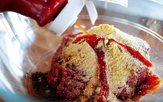 1. Этап. Говяжьи котлеты с луком: 1. Смешать все ингредиенты для котлет в большой миске и замесить до получения однородной консистенции.