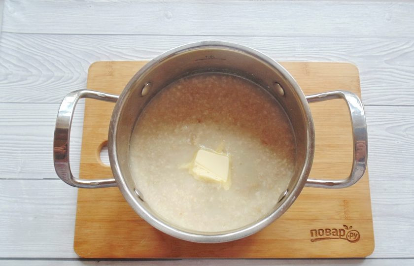 1. Этап. Жидкая овсянка на воде: Варите овсянку на минимальном огне с чуть приоткрытой крышкой. Время приготовления овсянки зависит от её качества и занимает от 5 до 25 минут. Чем большую обработку прошла овсянка, тем быстрее сварится каша. В конце варки добавьте сливочное масло и перемешайте кашу.