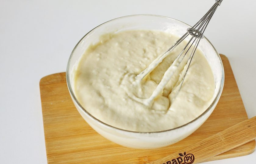 1. Этап. Пышные оладьи на горячем кефире: В самом конце добавьте соду и перемешайте все еще раз.