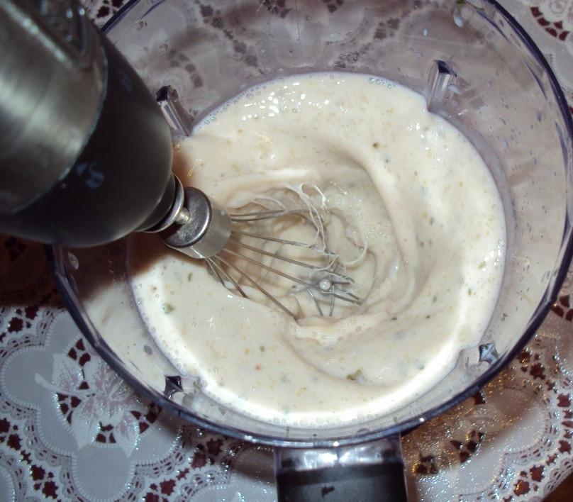 1. Этап. Маффины с фейхоа: 3. В отдельной мисочке смешиваем молоко с яйцами и вареньем с фейхоа.